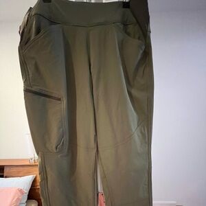Women’s green Duluth Trading Company hiking pants size 8